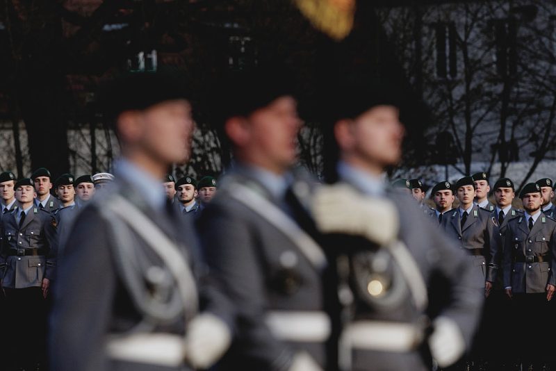 Deutsche Männer müssen das Militär über längere Auslandsreisen informieren