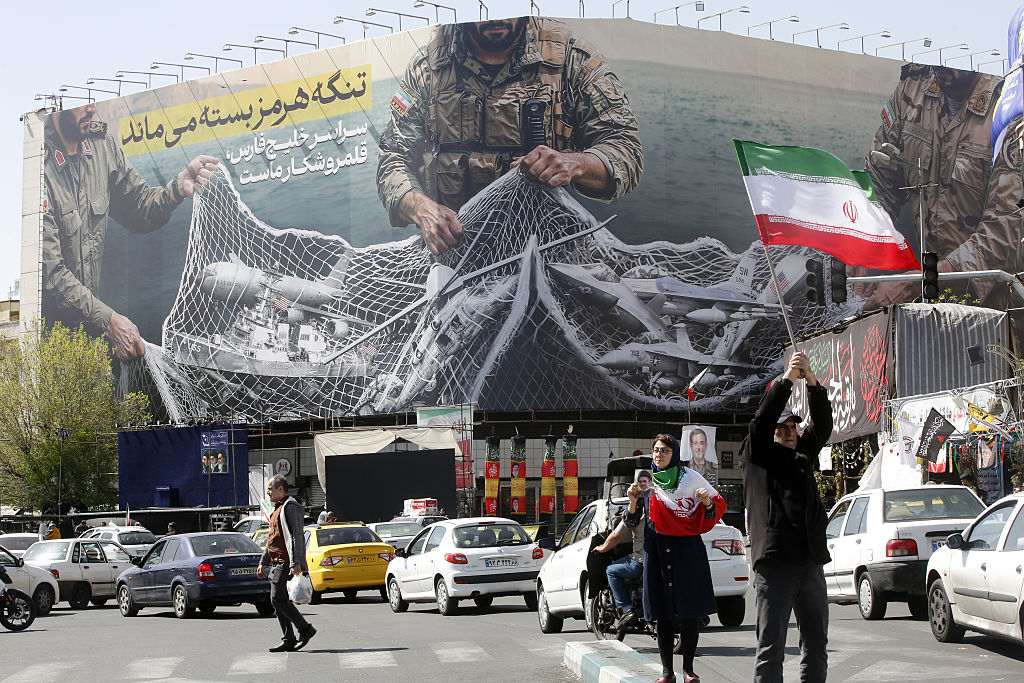 A giant banner hung in Tehran with the message: ‚The Strait of Hormuz will remain closed; the entire Persian Gulf is our hunting ground.‘