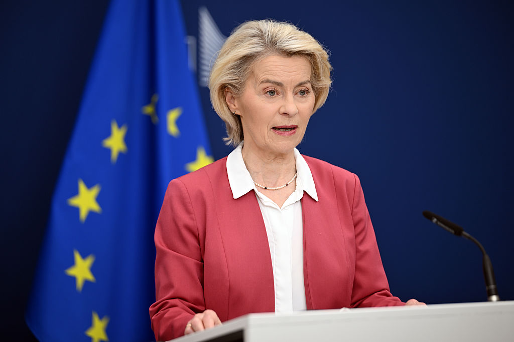 EU kündigt im Rahmen des neuen Russland-Sanktionspakets ein Einfrieren der Öl-Preisobergrenze an
