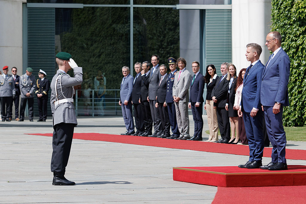 Merz feiert bei Magyars Berlin-Besuch den „Neuanfang“, doch die Kluft zur Ukraine bleibt bestehen