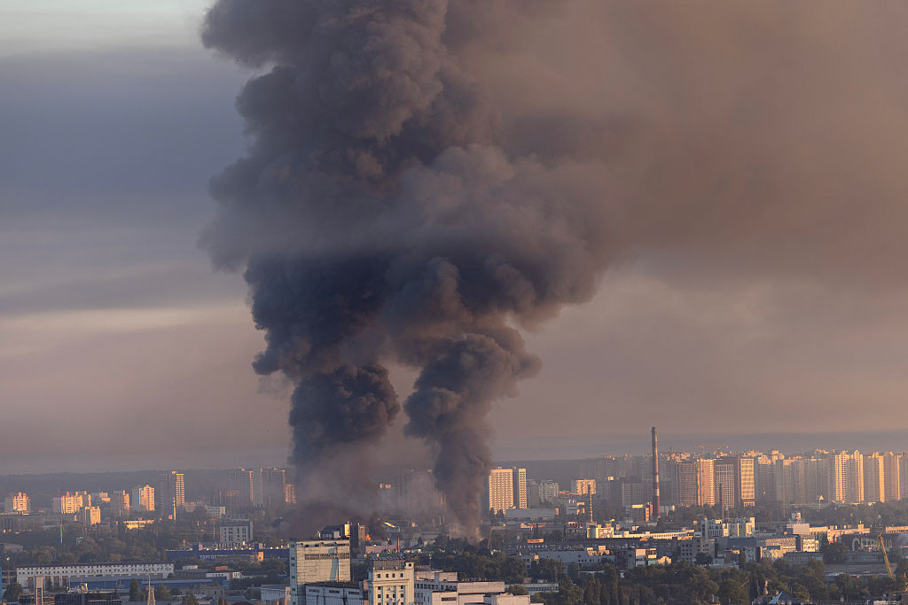 Russland startet am Vorabend des NATO-Gipfels einen tödlichen Beschuss auf die Region Kyjiw