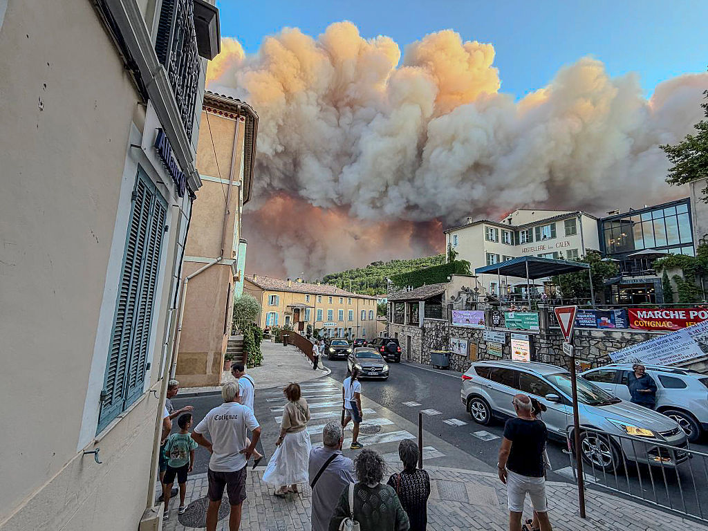 Über 100.000 Menschen fliehen, während in Frankreich und Spanien Waldbrände wüten