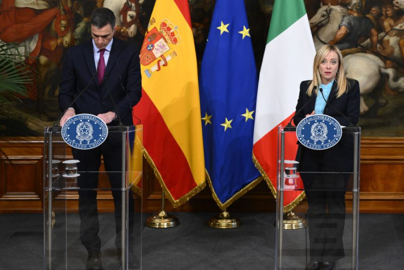Spanien führt Grenzkontrollen zu Italien ein, während sich die Konfrontation um die Migranten verschärft