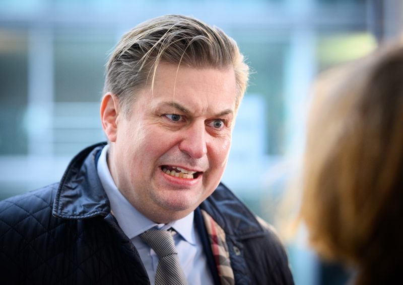 Deutsches Gericht erlässt Haftbefehl gegen berüchtigten rechtsextremen Abgeordneten