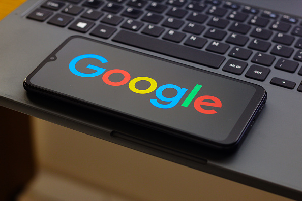 Französische Zeitungen nehmen Google wegen KI-Zusammenfassungen ins Visier