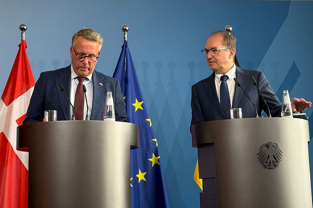 Fünf EU-Länder legen das Jahr 2027 als Zieltermin für die Einrichtung von Rückführungszentren fest